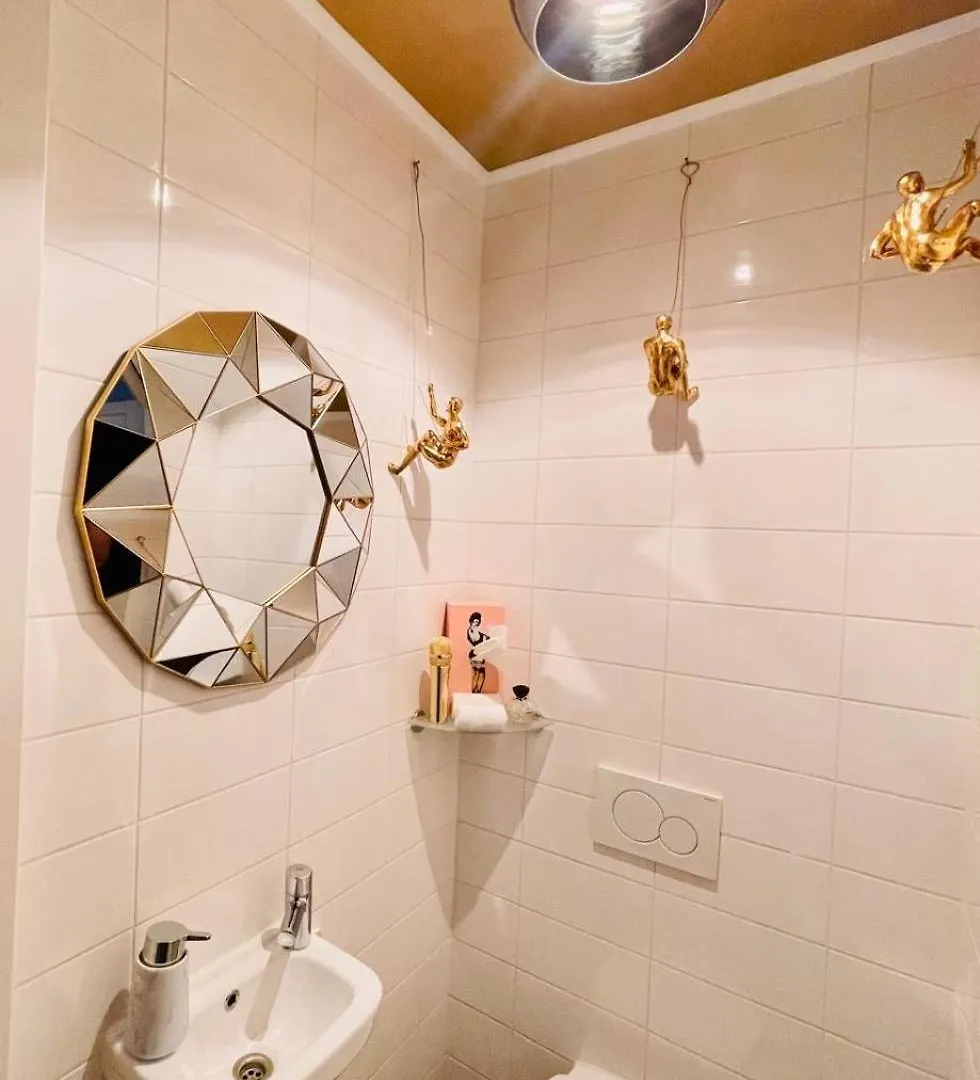 Luxury City Center Apartment With Canal View 1 Kingsize Bed And 1 Sleeping Sofa أمستردام