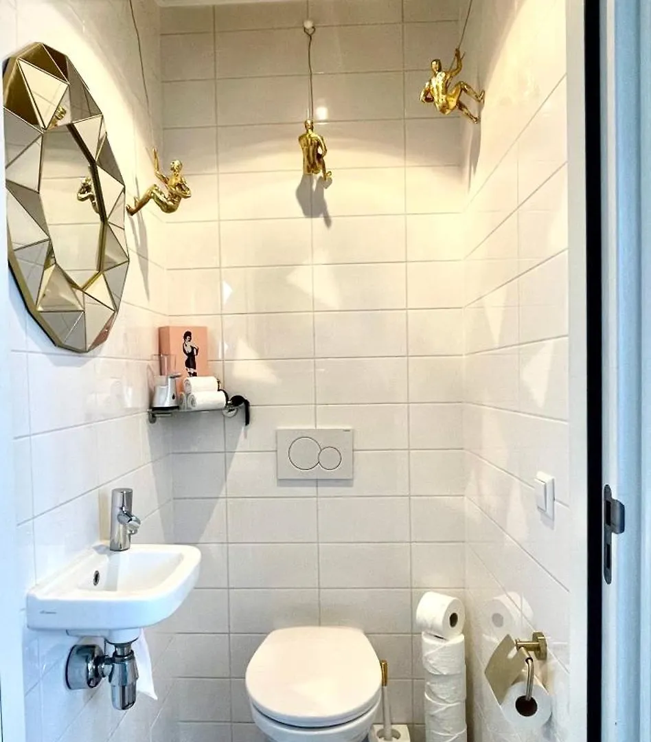 Luxury City Center Apartment With Canal View 1 Kingsize Bed And 1 Sleeping Sofa Amsterdam Nederländerna