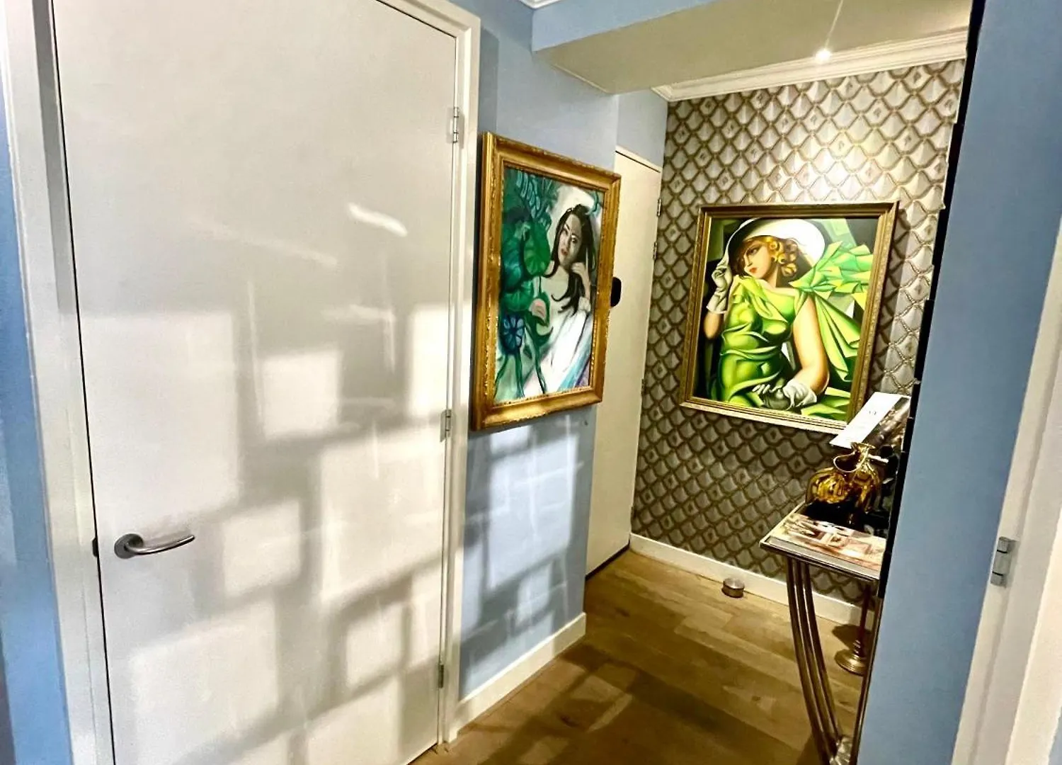 Luxury City Center Apartment With Canal View 1 Kingsize Bed And 1 Sleeping Sofa Amsterdam